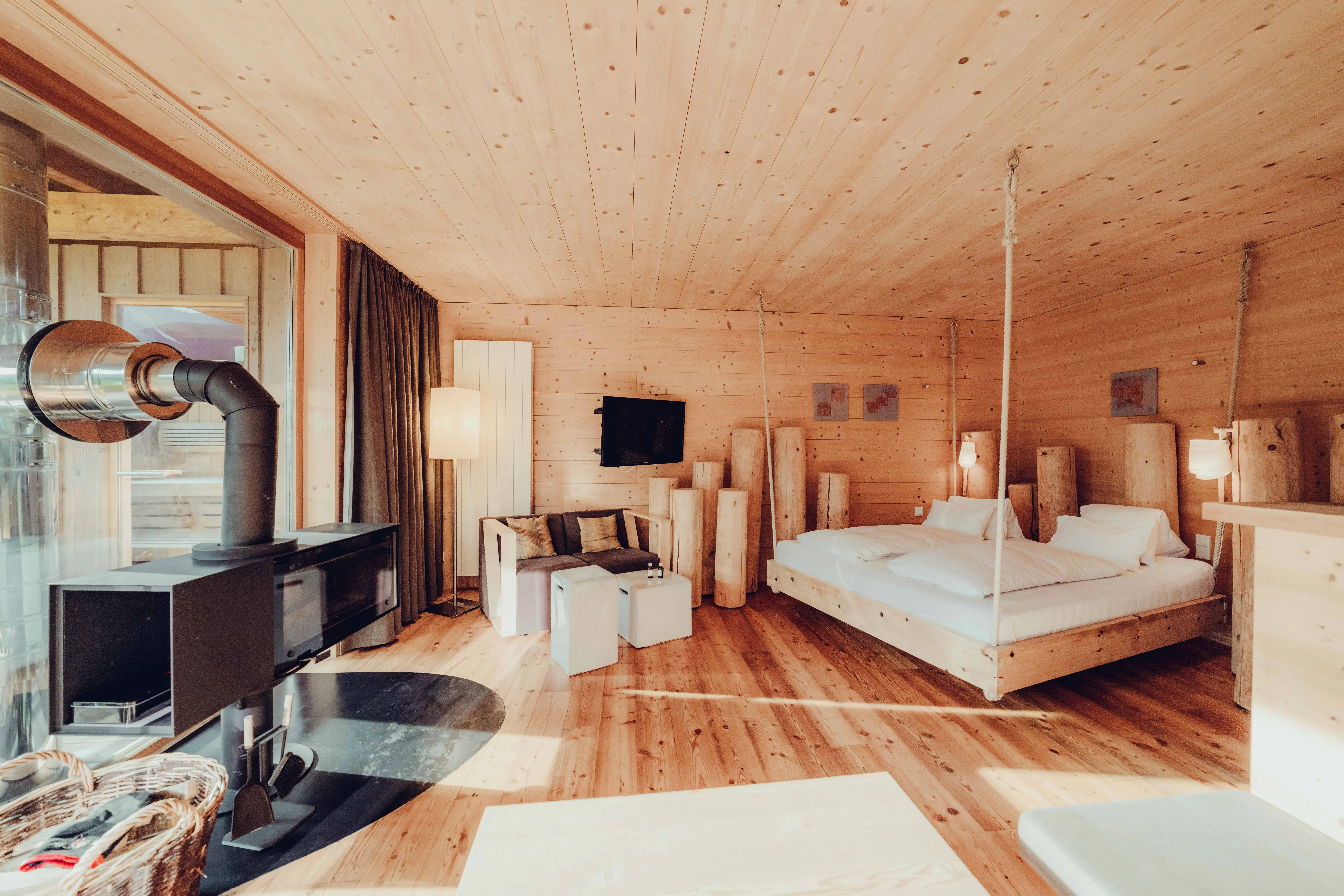 Chambre d'hôtel avec lits en pin cembro