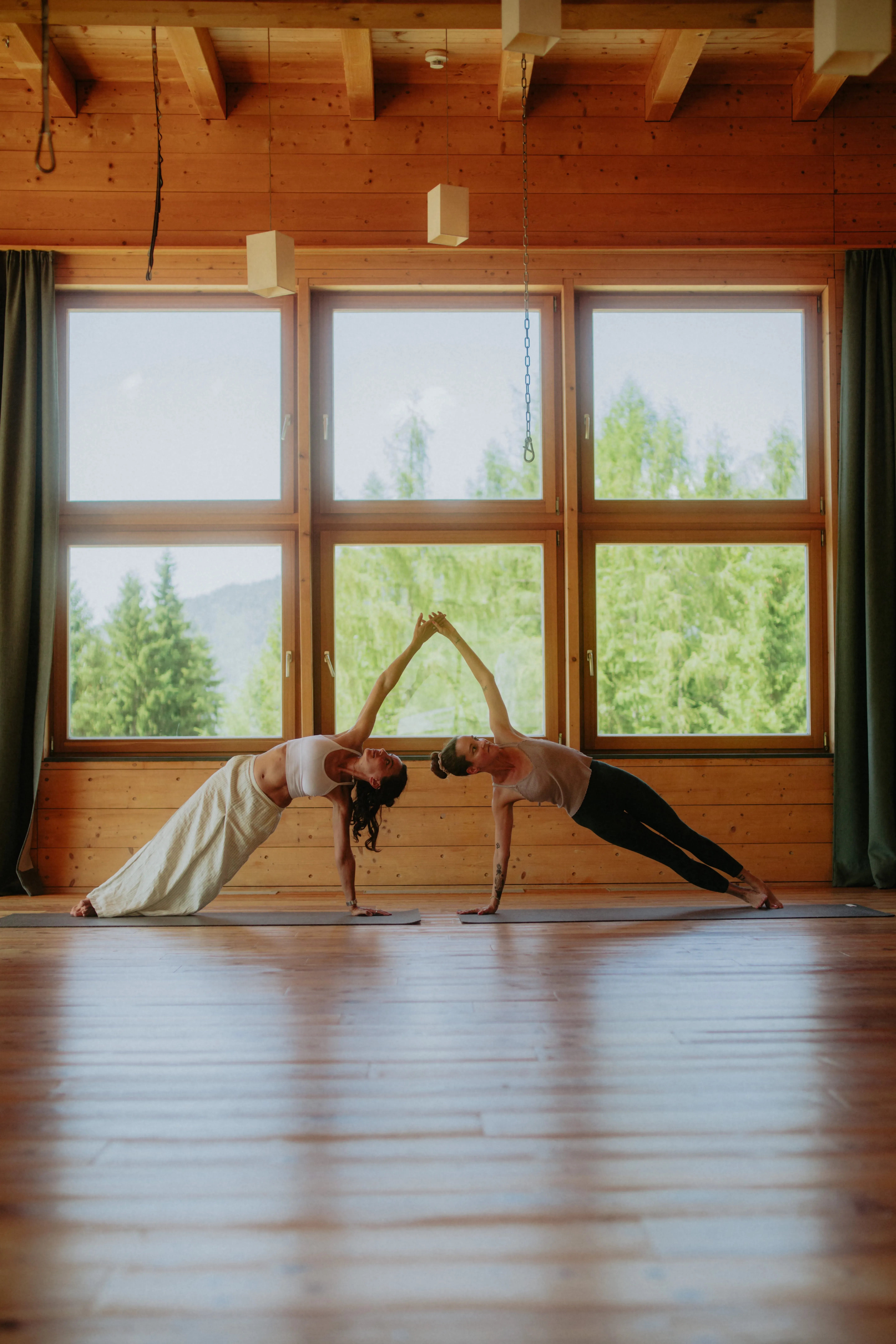 Des femmes font du yoga dans la salle de repos