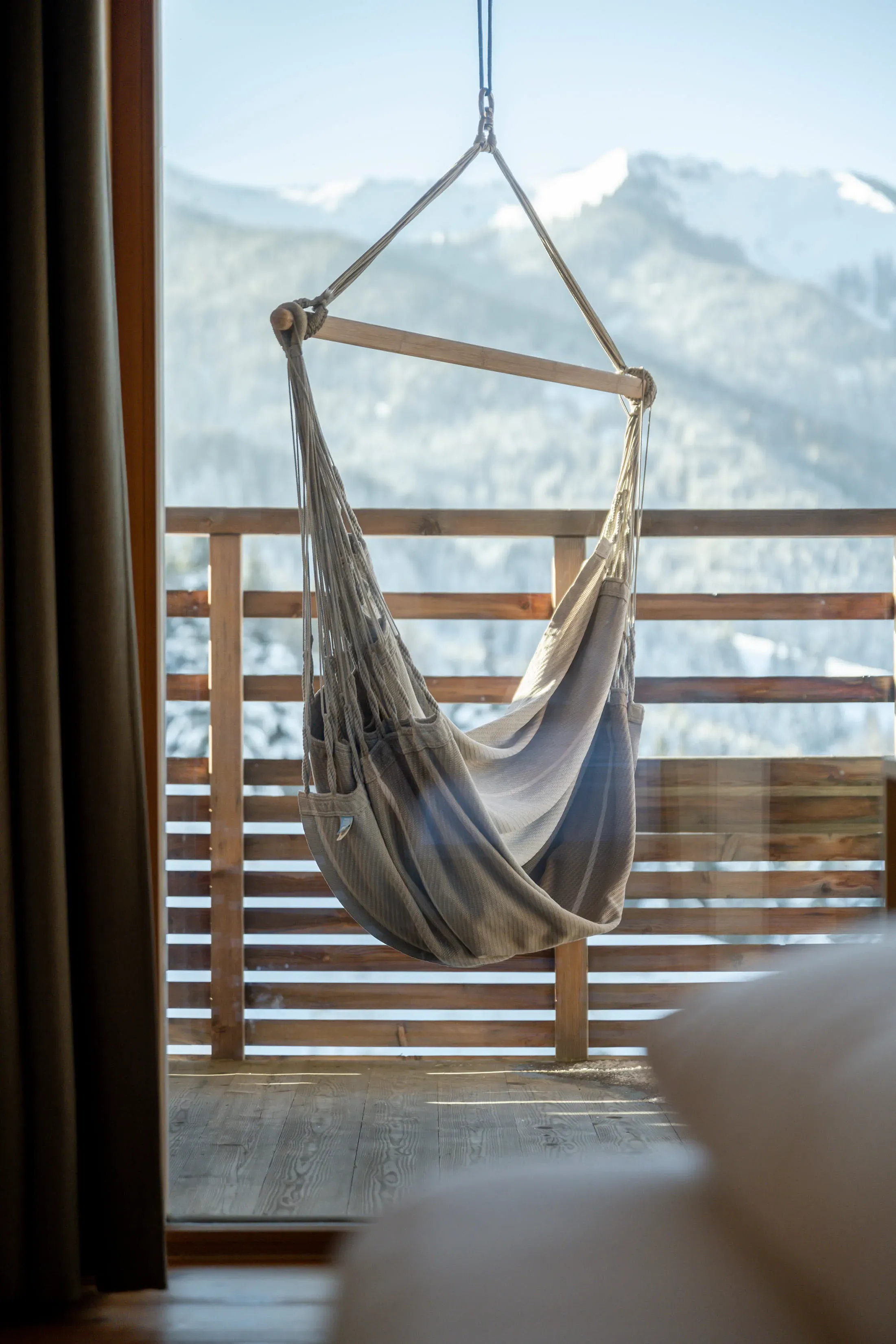 Fauteuil suspendu sur le balcon de l'hôtel