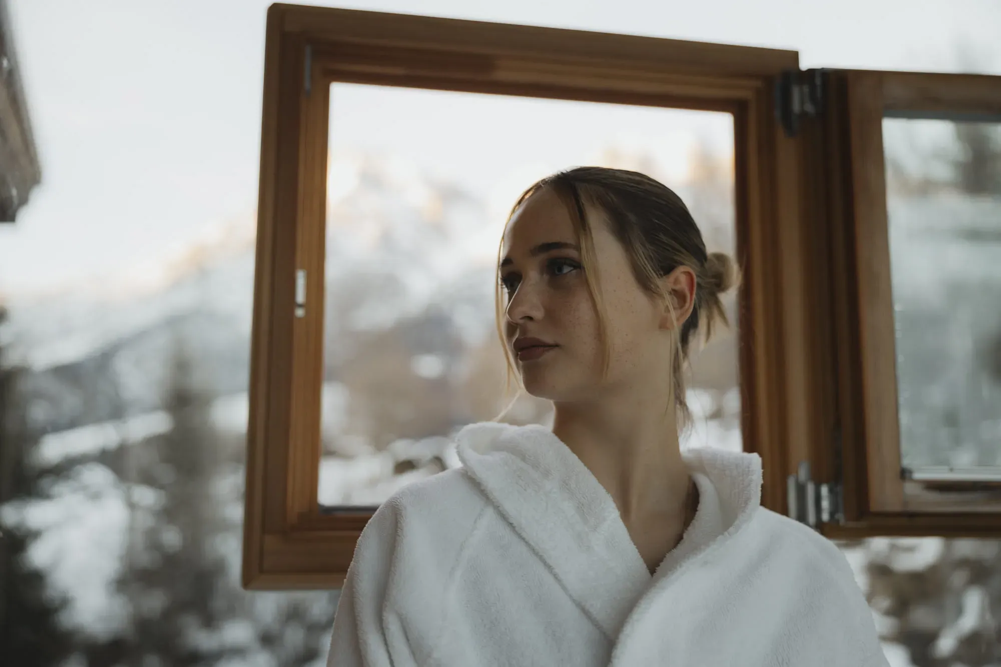 Une femme en peignoir dans l'espace spa