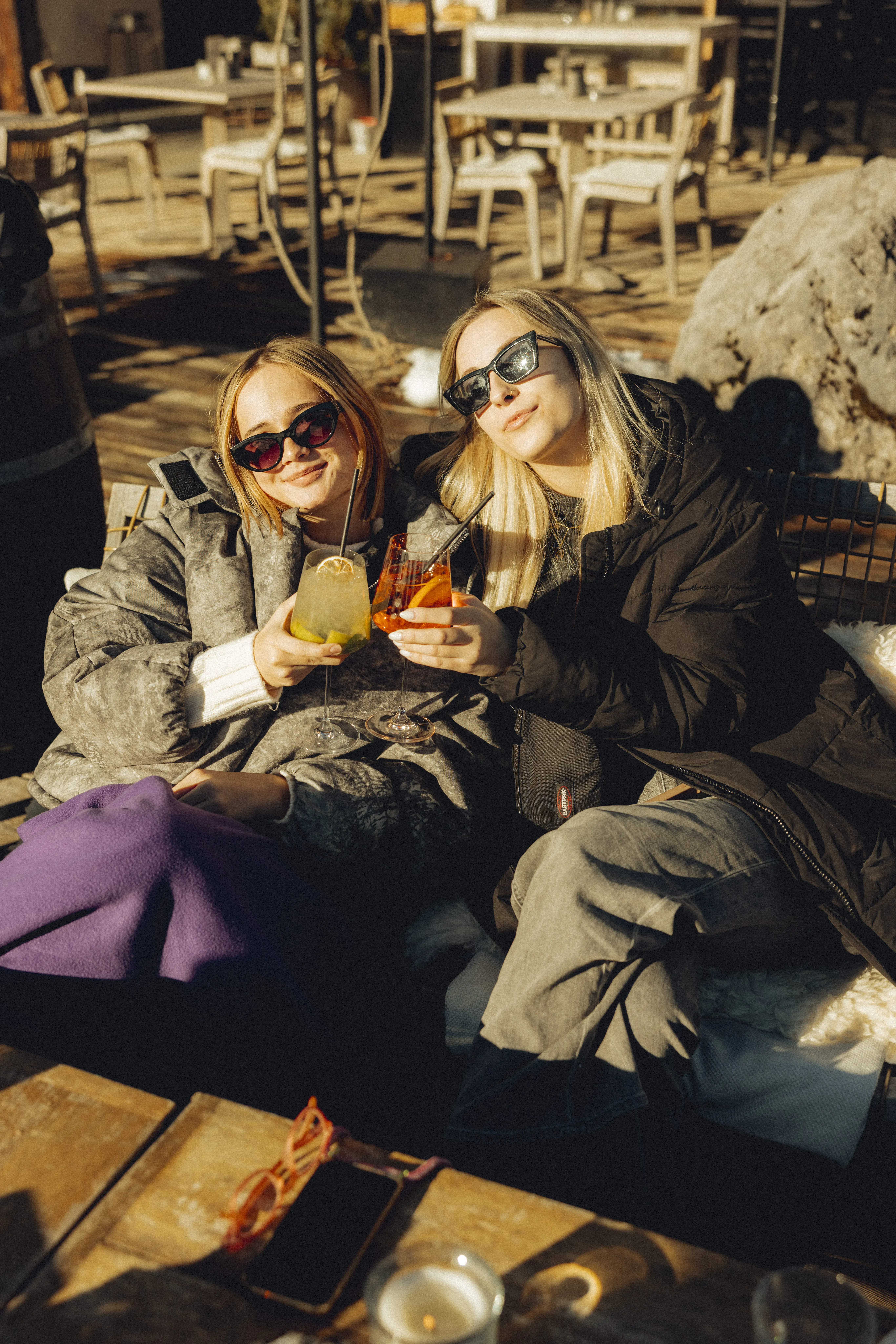 Des femmes savourent un verre au soleil d'hiver