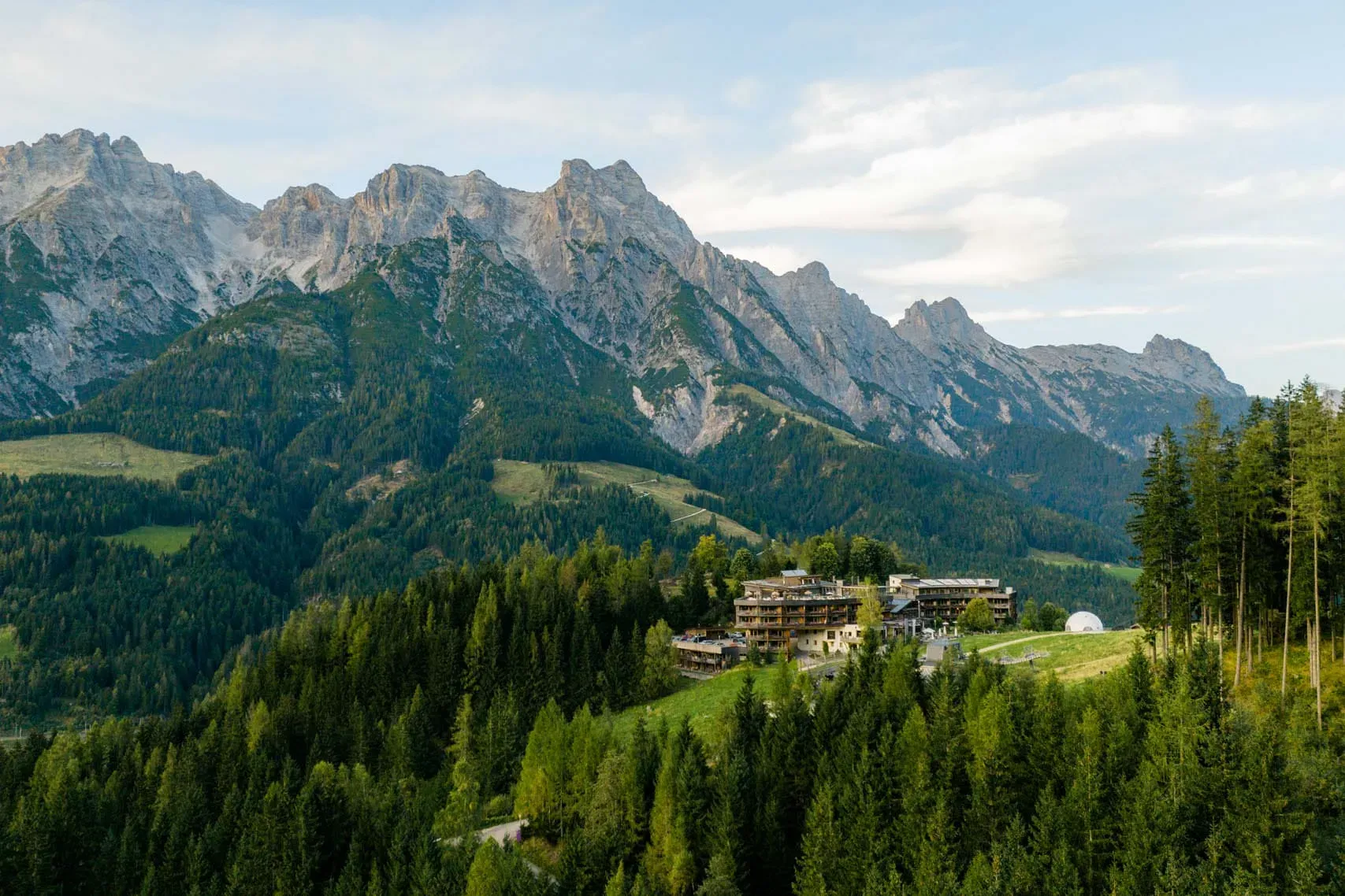 Hôtel de montagne devant un panorama alpin