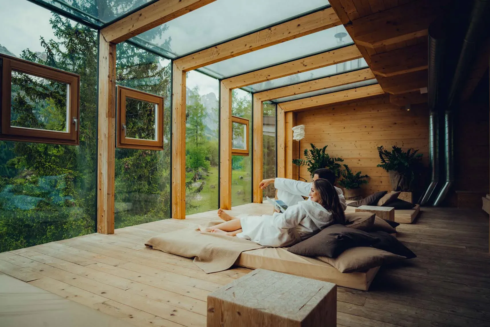 Un couple se détend dans la salle de repos