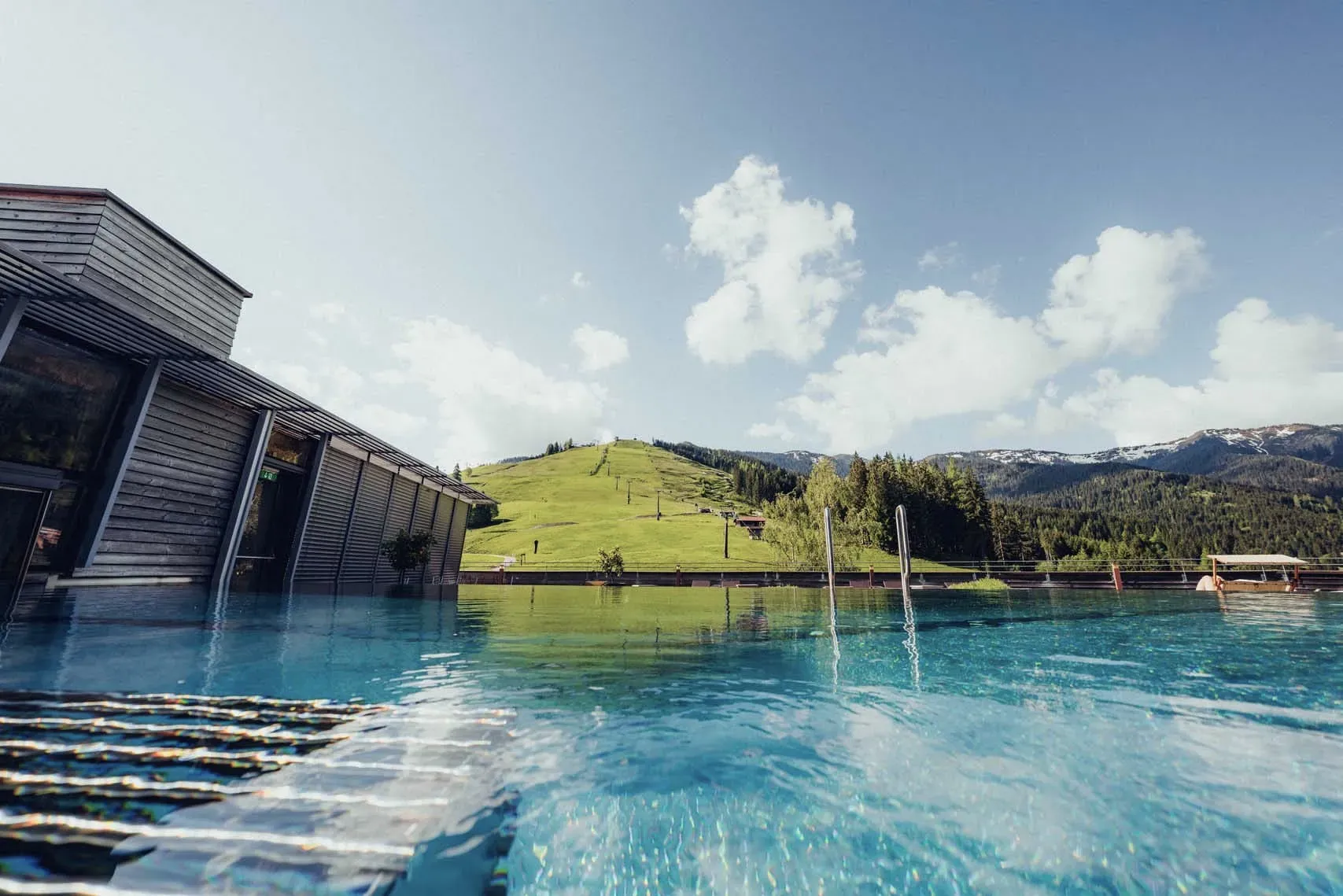 Piscine sur le toit devant un panorama alpin