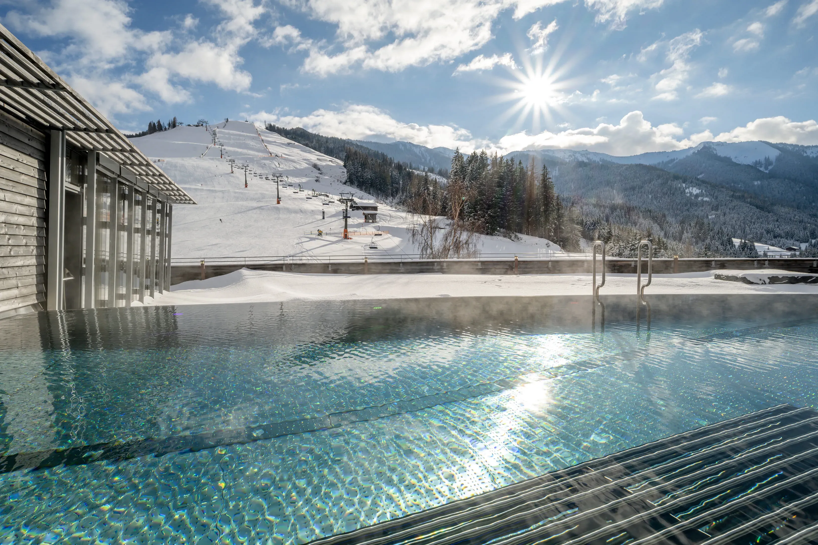 Piscine dans un décor hivernal